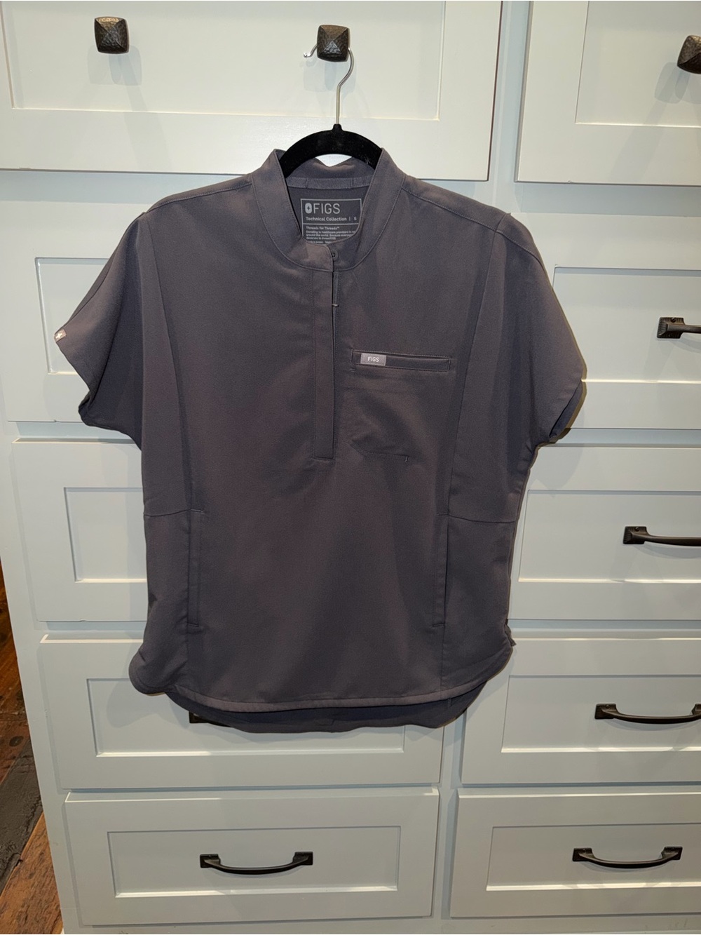 Figs montex top in charcoal